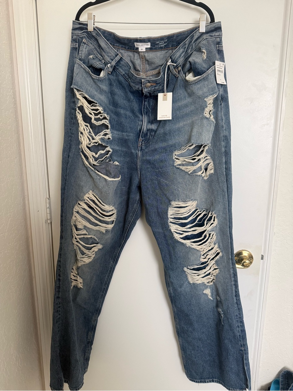 Good American the khloe jean Distressed Boyfriend Jeans in Medium Blue the